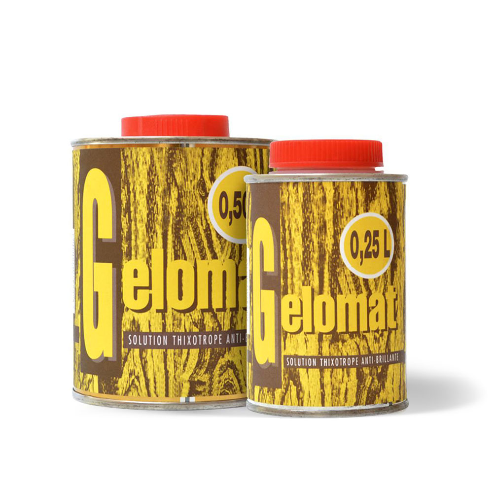 Zwei Dosen Le Tonkinois Gelomat Mattierungsmittel in den Größen 0,25 Liter und 0,5 Liter nebeneinander stehend, mit schlichten Etiketten und gelber Aufschrift „Gelomat“, Produktbezeichnungen gut lesbar.
