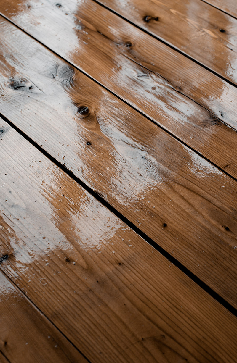 Anwendung von Le Tonkinois auf einer Bodendiele aus Holz – natürlicher Holzschutz durch Leinöl-Tungöl-Lack