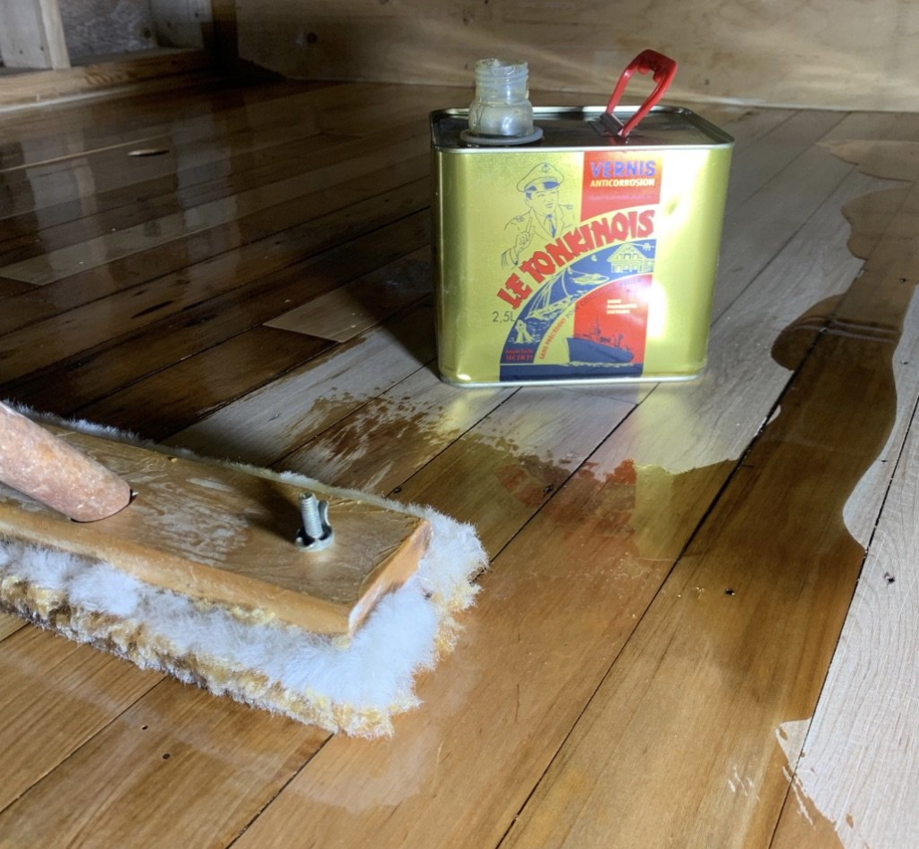 Anwendung von Le Tonkinois auf einer Bodendiele aus Holz – natürlicher Holzschutz durch Leinöl-Tungöl-Lack