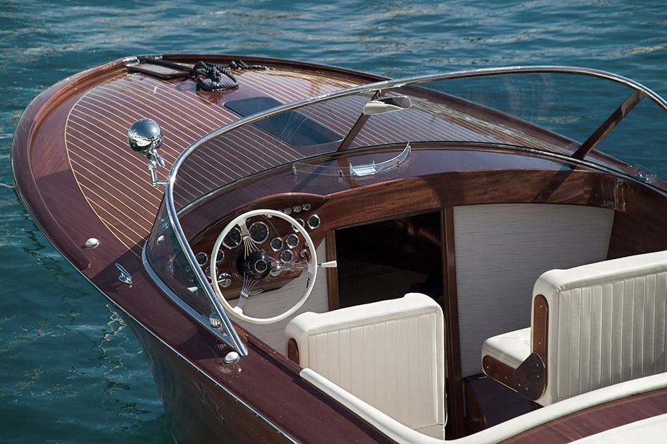 Detailaufnahme eines Boots mit edlem, mit Le Tonkinois behandeltem Holz – die Oberfläche glänzt und wirkt wasserabweisend.